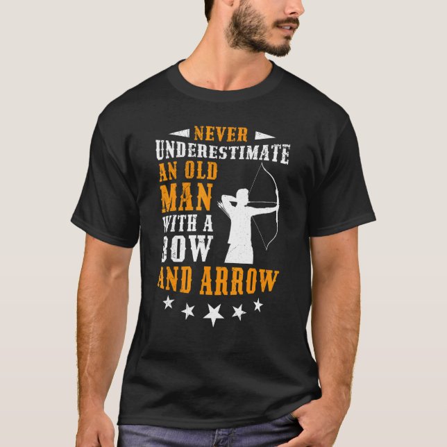 Underskatta aldrig gammalt ben- och pilbåge t shirt (Framsida)