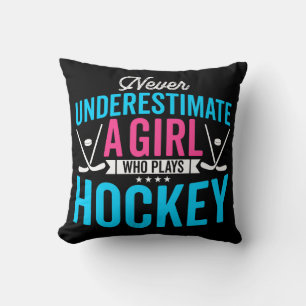 Underskatta aldrig Girl Hockey Player Kudde