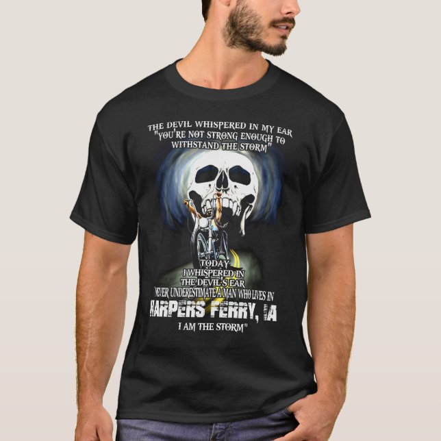 Underskatta aldrig HARPERS FERRY IA Man T Shirt (Framsida)