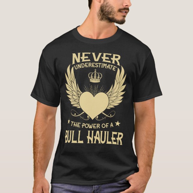 Underskatta aldrig kraften hos en "Bull Hauler" T Shirt (Framsida)