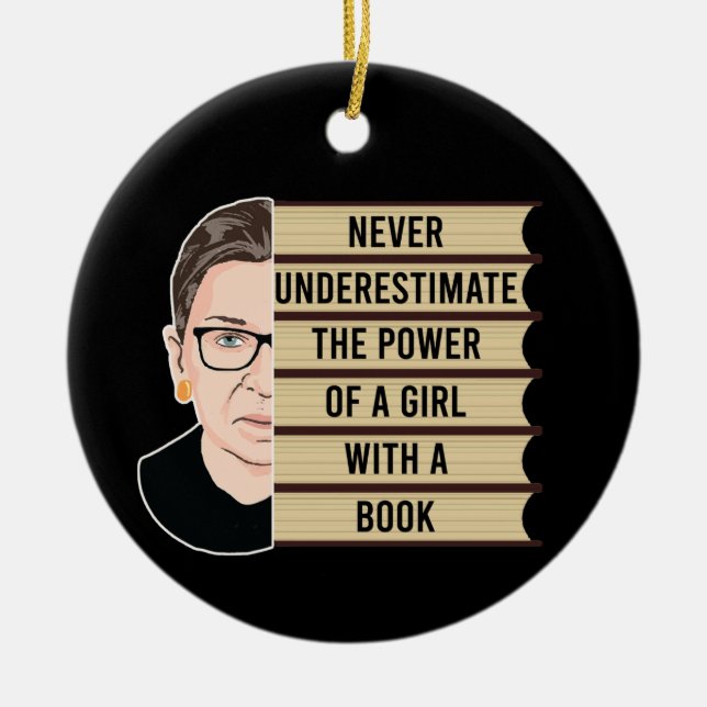 Underskatta aldrig kraften hos en flicka med Bok Julgransprydnad Keramik (Framsidan)