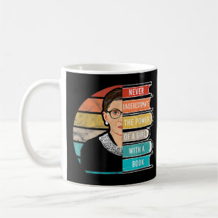 Underskatta aldrig kraften hos en flicka med Bok Kaffemugg