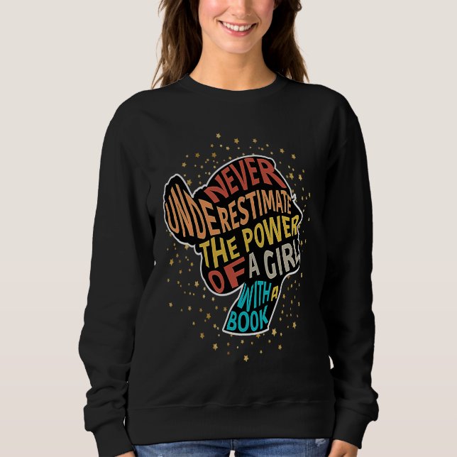 Underskatta aldrig kraften hos en flicka med Bok T Shirt (Framsida)