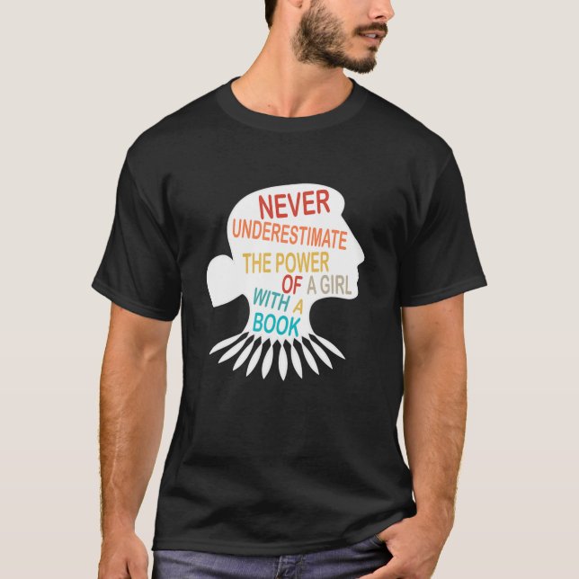 Underskatta aldrig kraften hos en flicka med Bok T Shirt (Framsida)