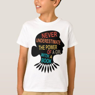 Underskatta aldrig kraften hos en flicka med Bok T Shirt