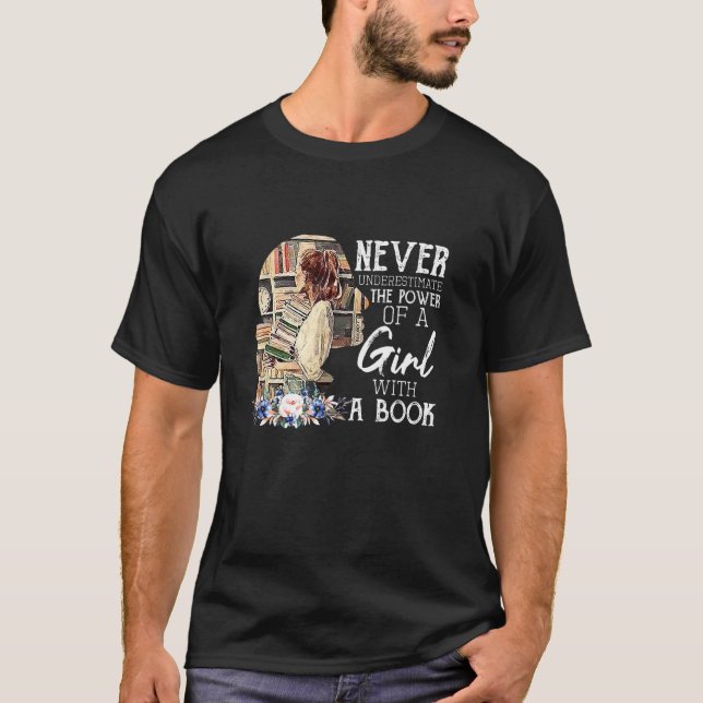 Underskatta aldrig kraften hos en flicka med en bo t shirt (Framsida)