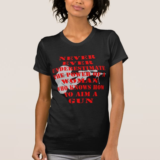 Underskatta aldrig kraften hos en kvinna som känne tee shirt (Framsida)