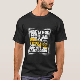 Underskatta aldrig kvinnligt mod och labradoodl t shirt