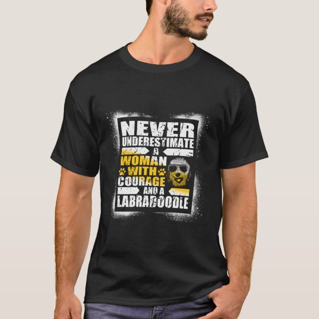 Underskatta aldrig kvinnligt mod och labradoodl t shirt (Framsida)
