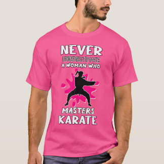 Underskatta aldrig kvinnor som masters Karate Figh T Shirt