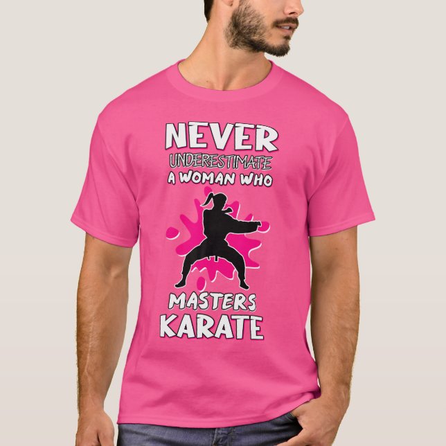 Underskatta aldrig kvinnor som masters Karate Figh T Shirt (Framsida)