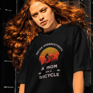 Underskatta aldrig Mamma på en cykel T Shirt