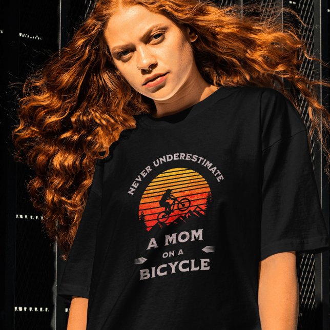 Underskatta aldrig Mamma på en cykel T Shirt (Skapare uppladdad)