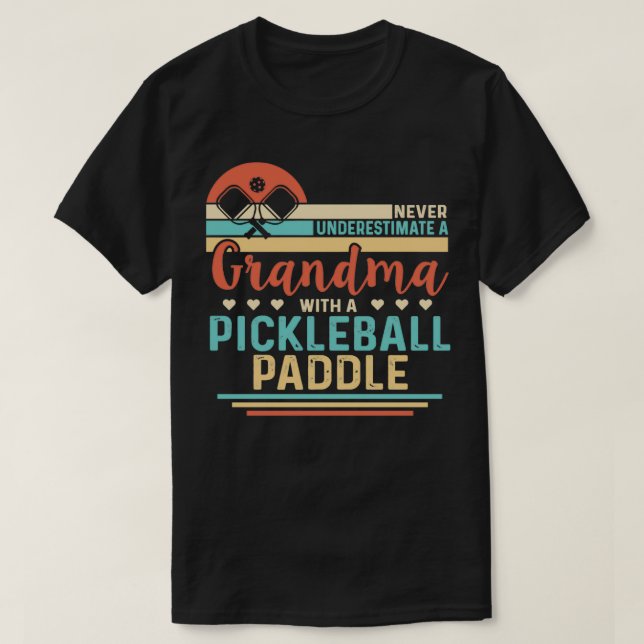 Underskatta aldrig mormor med Pickleball Cl T Shirt (Design framsida)