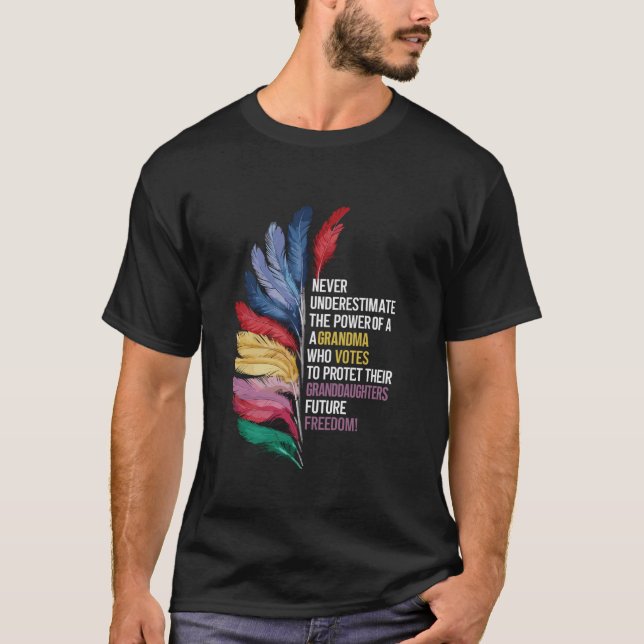 Underskatta aldrig mormors makt när de röstar t shirt (Framsida)