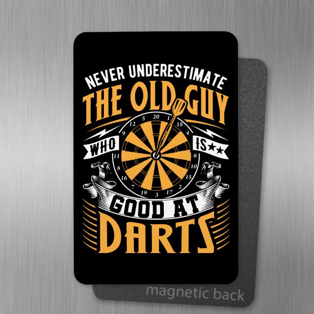 Underskatta aldrig Old school Dart-spelare Magnet (Skapare uppladdad)