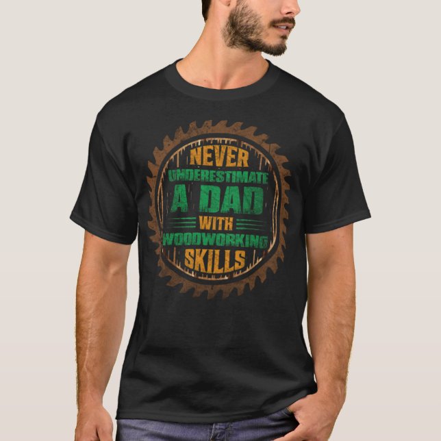 Underskatta aldrig pappa med träarbetsyta t shirt (Framsida)