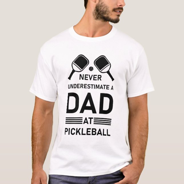 Underskatta aldrig Pappa vid Pickleball T Shirt (Framsida)