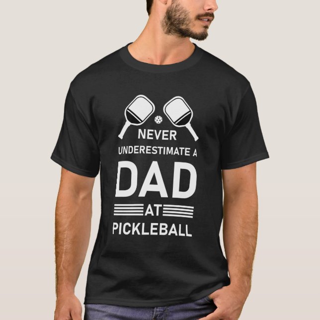 Underskatta aldrig Pappa vid Pickleball T Shirt (Framsida)