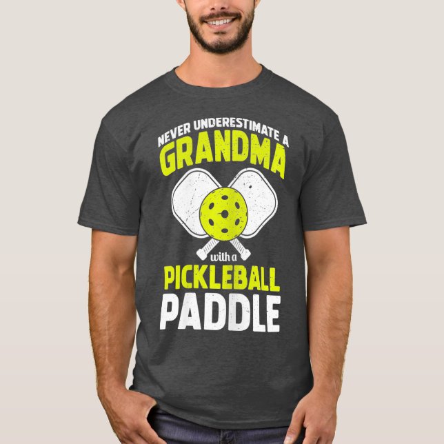 Underskatta aldrig Pickleball Grandma Funny T Shirt (Framsida)