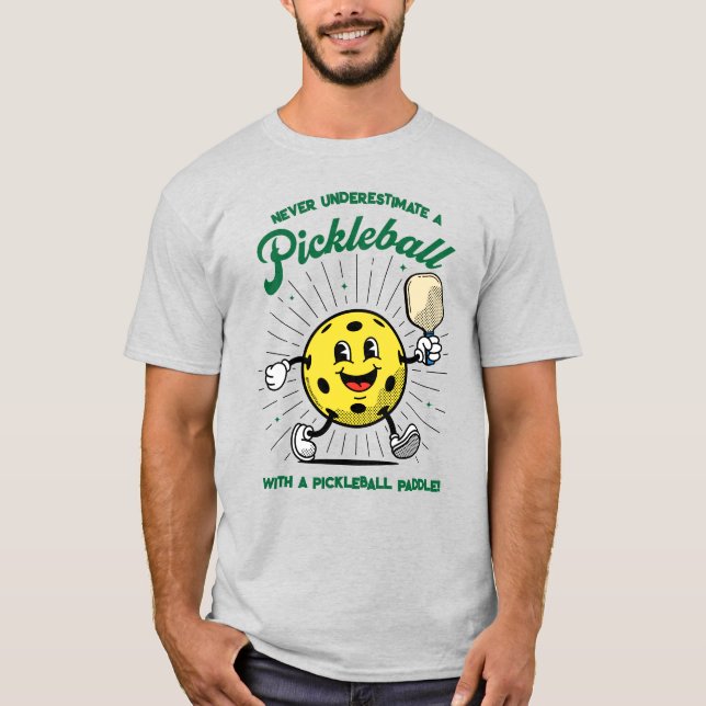 Underskatta aldrig - PICKLEBALL MASCOT T Shirt (Framsida)