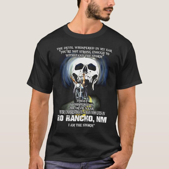 Underskatta aldrig RIO RANCHO NM Man T Shirt (Framsida)