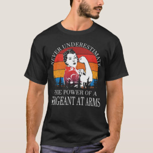Underskatta aldrig sergeant vid Arm T Shirt