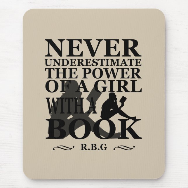 Underskatta aldrig styrkan hos en flicka med bok musmatta (Framsidan)