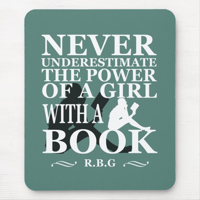 Underskatta aldrig styrkan hos en flicka med bok musmatta (Framsidan)