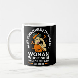 Underskatta andan hos en kvinnlig Warrior Kaffemugg