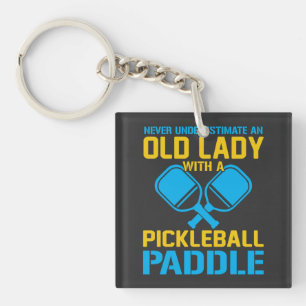 Underskatta ett gammalt Dam med en Pickleball Padd
