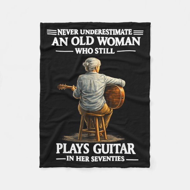Underskatta inte en gammal kvinna som spelar gitar fleecefilt (Framsidan)