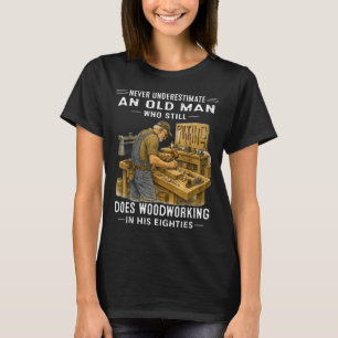 Underskatta inte en gammal man som gör träslöjd t shirt