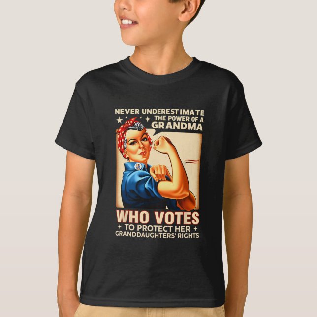 Underskatta kraften hos en mormor som röstar. t shirt (Framsida)