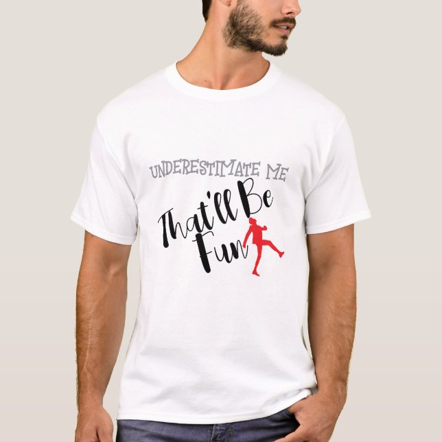 Underskatta mig som blir Roligt typografi T Shirt (Framsida)