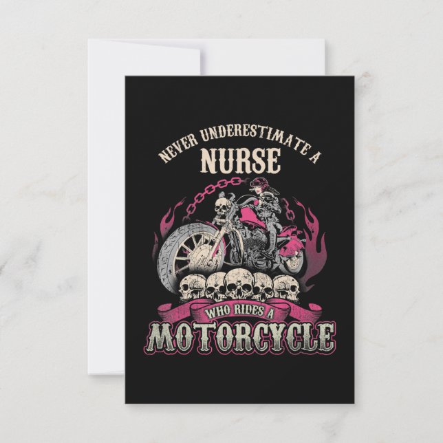 Underskatta sjuksköterska som rider motorcykelns B (Framsida)
