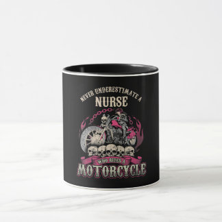 Underskatta sjuksköterska som rider motorcykelns B Mugg