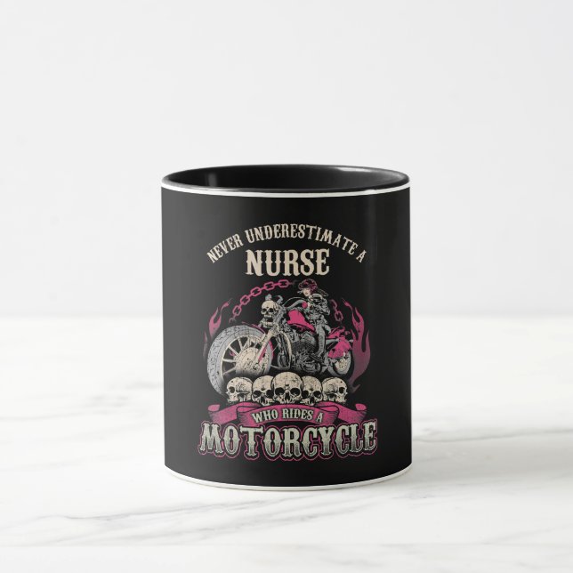 Underskatta sjuksköterska som rider motorcykelns B Mugg (Center)