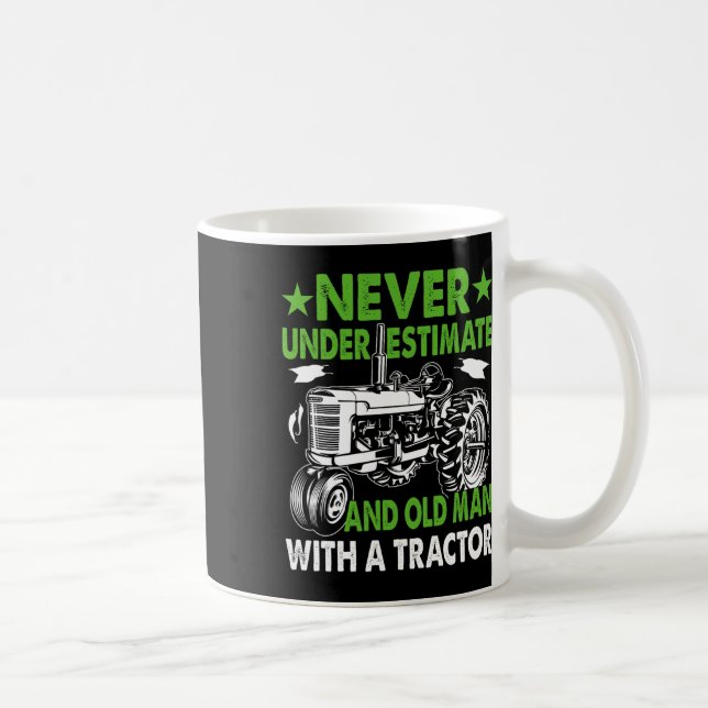 Underskattar en gammal man med en traktor  kaffemugg (Höger)