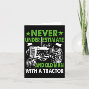 Underskattar en gammal man med en traktor kort