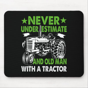 Underskattar en gammal man med en traktor musmatta
