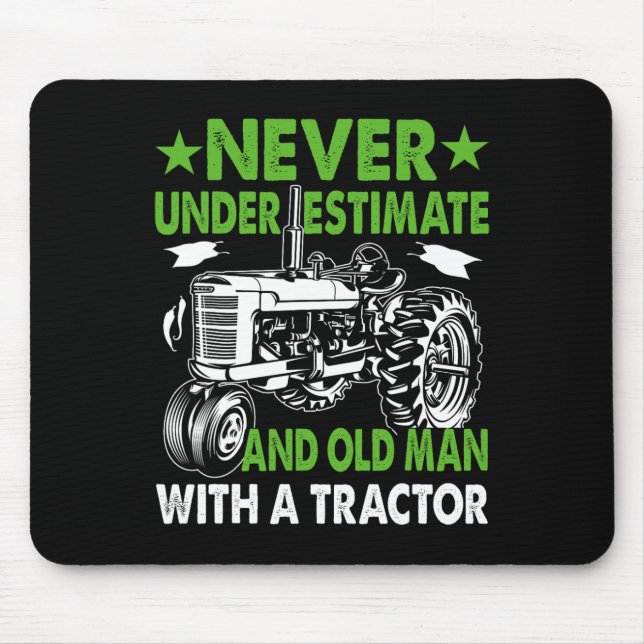 Underskattar en gammal man med en traktor  musmatta (Framsidan)