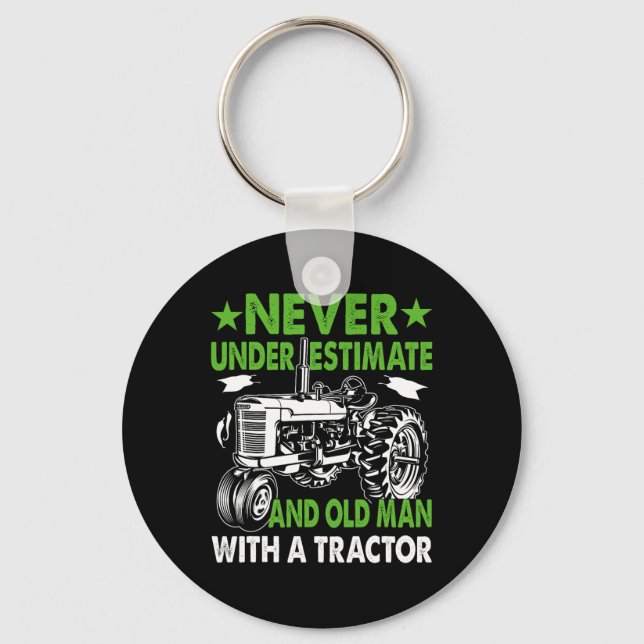 Underskattar en gammal man med en traktor nyckelring (Framsida)