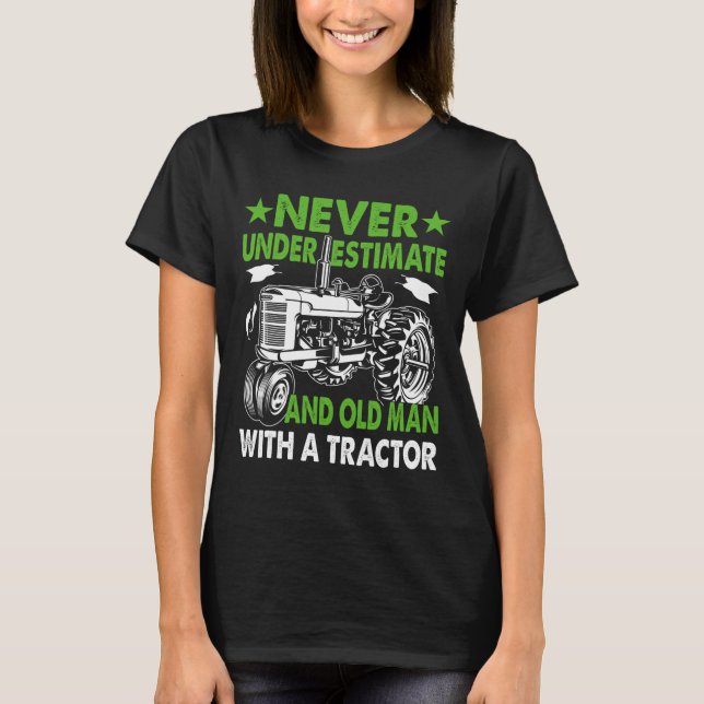 Underskattar en gammal man med en traktor t shirt (Framsida)