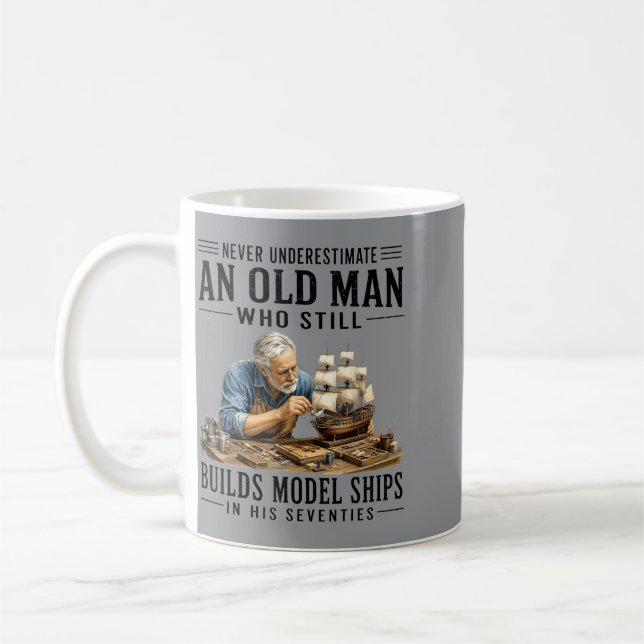 Underskattar inte en gammal man som bygger modells kaffemugg (Vänster)