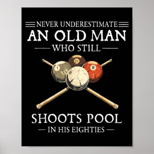 Underskattar inte en gammal man som skjuter pool U Poster