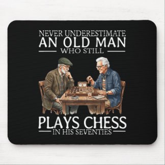 Underskattar inte en gammal man som spelar schack musmatta