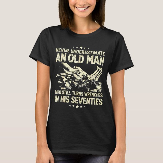Underskattar inte en gammal man som vrider skiftny t shirt (Framsida)