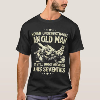 Underskattar inte en gammal man som vrider skiftny t shirt