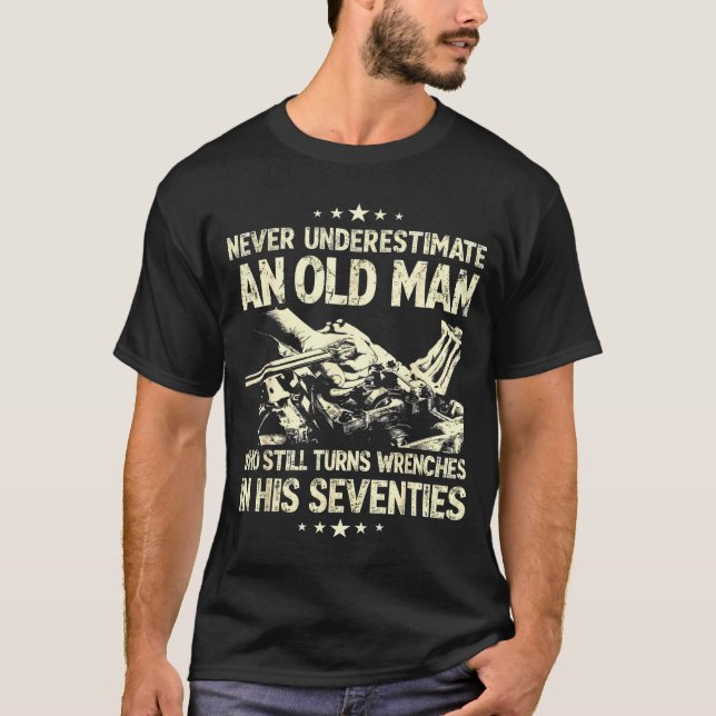 Underskattar inte en gammal man som vrider skiftny t shirt (Framsida)